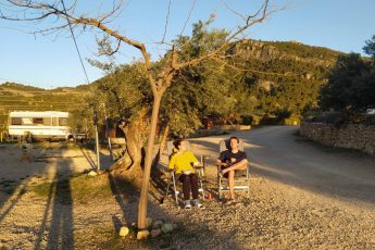 Alba and Jochem sitting in the sun at the campsite in Beceite